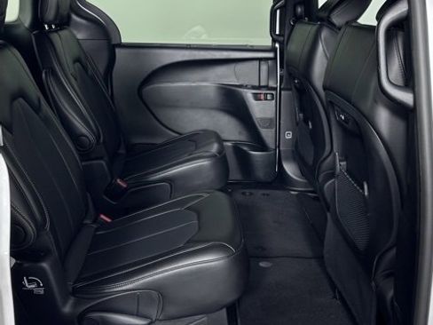 Used 2025 Chrysler Pacifica Select image 27