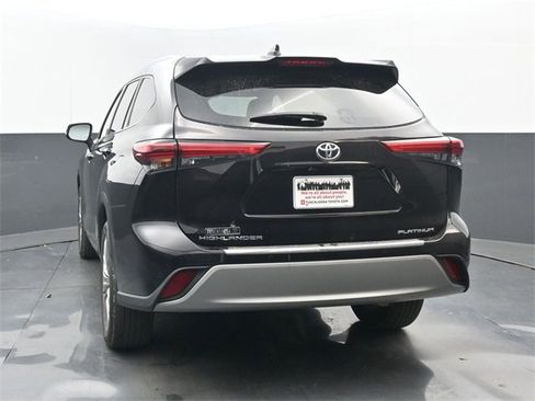 Used 2021 Toyota Highlander Platinum image 4