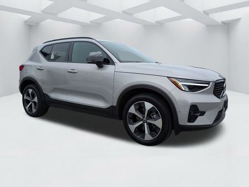 Used 2025 Volvo XC40 B5 Plus AWD/4WD image 2