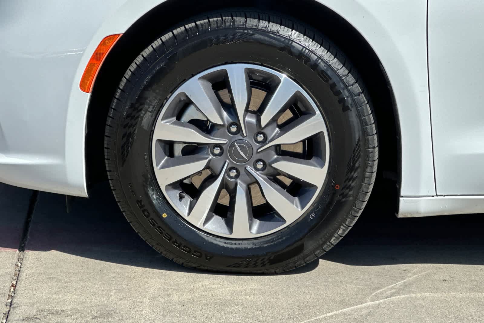 Used 2024 Chrysler Pacifica Limited FWD image 49
