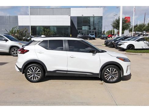 Used 2023 Nissan Kicks SR w/ SR Premium Package FWD image 7