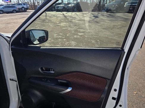 Used 2021 Nissan Kicks SR image 11