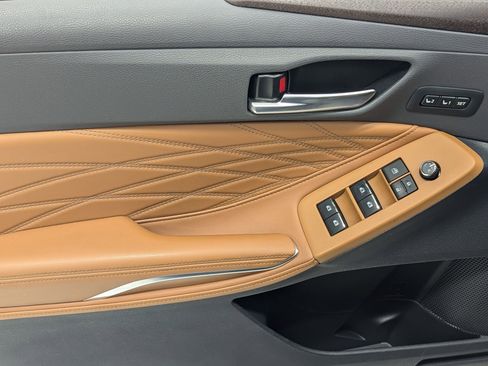 Used 2019 Toyota Avalon Limited image 10