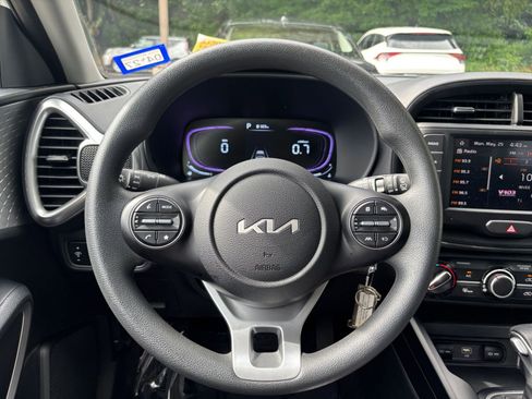 Used 2025 Kia Soul LX w/ LX Technology Package FWD image 33