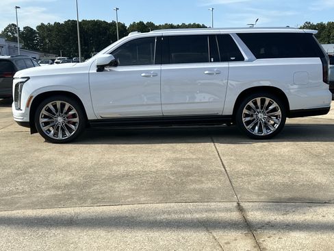 Certified 2026 Cadillac Escalade ESV Luxury w/ LPO, Radiant Package AWD/4WD image 9