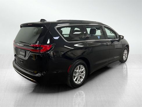 Used 2022 Chrysler Pacifica Touring-L image 7