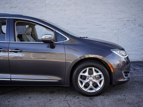 Used 2020 Chrysler Pacifica Limited image 16