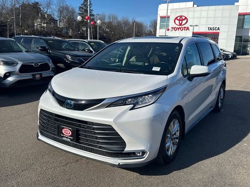 Used 2023 Toyota Sienna Limited image 3