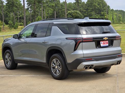 Used 2025 Chevrolet Traverse LT FWD image 6