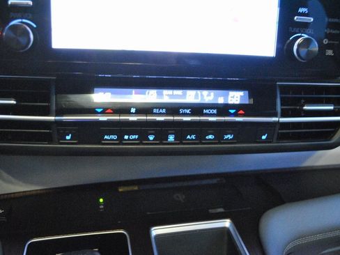 Certified 2022 Toyota Sienna XLE image 24