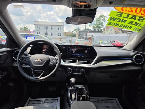 Used 2025 Chevrolet Trax LT FWD image 18