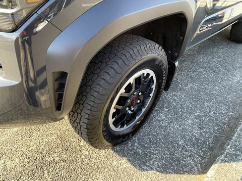 Certified 2025 Toyota Tacoma TRD Off-Road AWD/4WD image 8