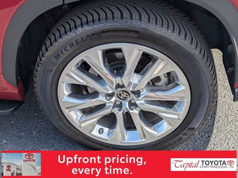 Used 2023 Toyota Highlander Limited FWD image 9