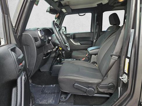 Used 2018 Jeep Wrangler Unlimited Sahara w/ Connectivity Group AWD/4WD image 15