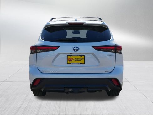 Used 2022 Toyota Highlander XLE image 6