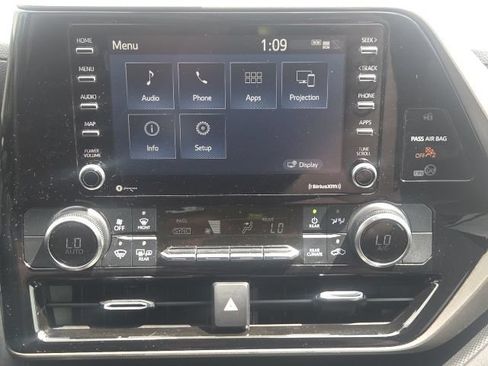 Used 2021 Toyota Highlander L FWD image 29