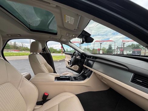 Used 2018 Jaguar XF Prestige AWD/4WD image 9