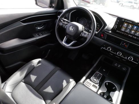 Used 2025 Honda Pilot Touring image 9