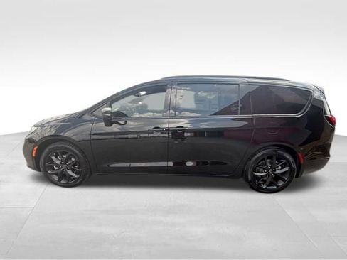 New 2026 Chrysler Pacifica Limited w/ Uconnect Theater Family Group image 3