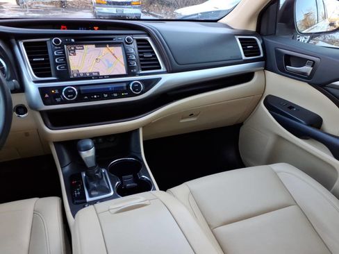 Used 2019 Toyota Highlander XLE image 41