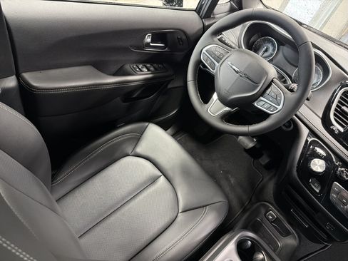Used 2026 Chrysler Pacifica Select AWD/4WD image 9