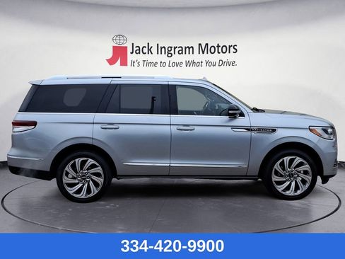 Used 2023 Lincoln Navigator Reserve image 6