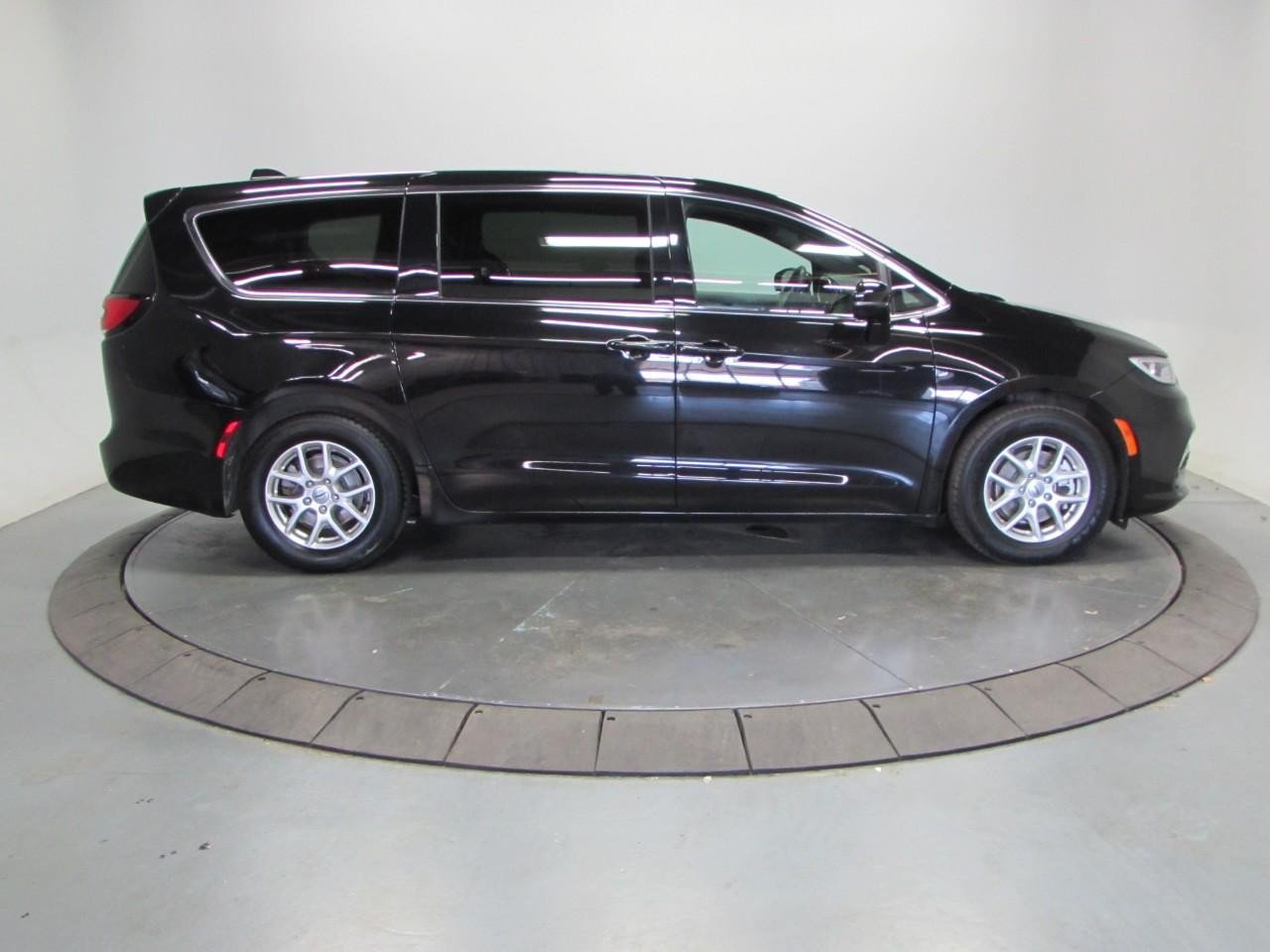 Used 2025 Chrysler Pacifica Select FWD image 8