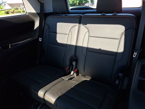 Used 2023 GMC Acadia AT4 w/ Technology Package AWD/4WD image 11