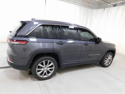 Used 2022 Jeep Grand Cherokee Laredo w/ Luxury Tech Group I image 3