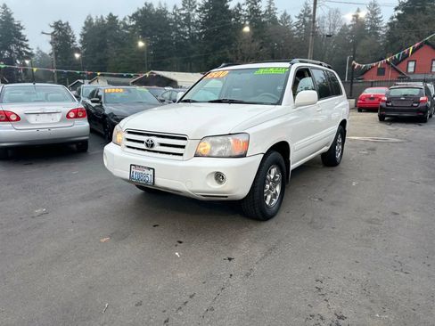 Used 2005 Toyota Highlander 4WD V6 w/ 3rd Row image 3