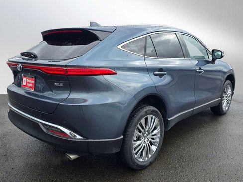 Used 2023 Toyota Venza XLE image 3