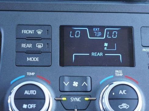 Used 2020 Toyota Sienna SE image 27