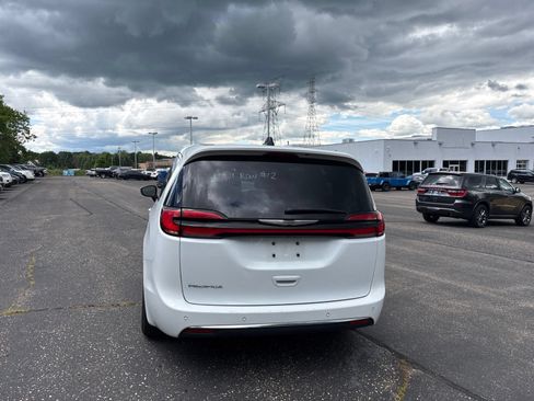 Used 2023 Chrysler Pacifica Touring-L FWD image 4