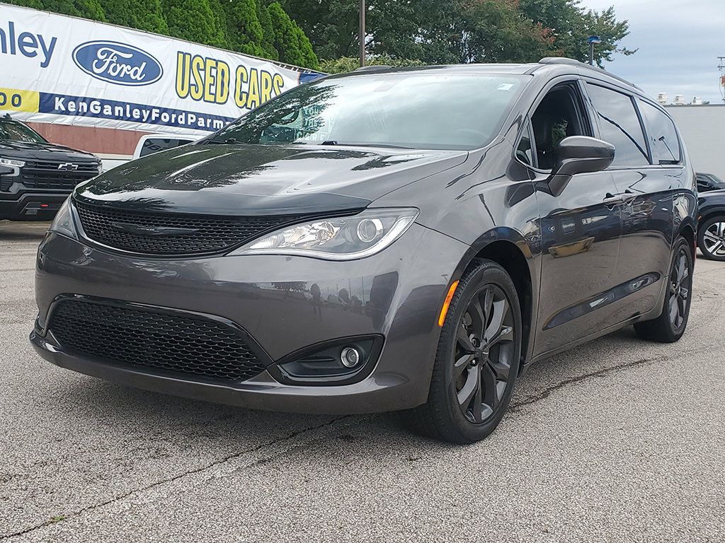 Used 2019 Chrysler Pacifica Touring-L w/ Premium Audio Group FWD image 1