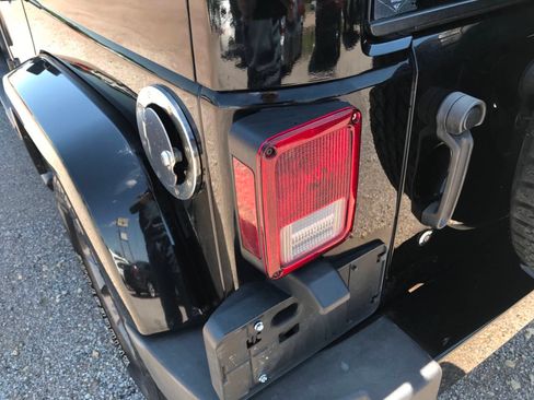 Used 2016 Jeep Wrangler Unlimited Sahara w/ Dual Top Group AWD/4WD image 27