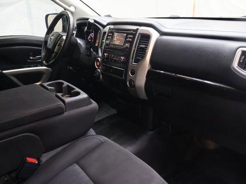 Used 2018 Nissan Titan SV image 10