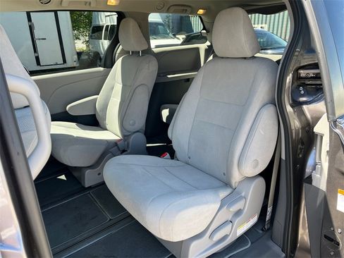 Used 2020 Toyota Sienna L w/ Carpet Mat Package image 22