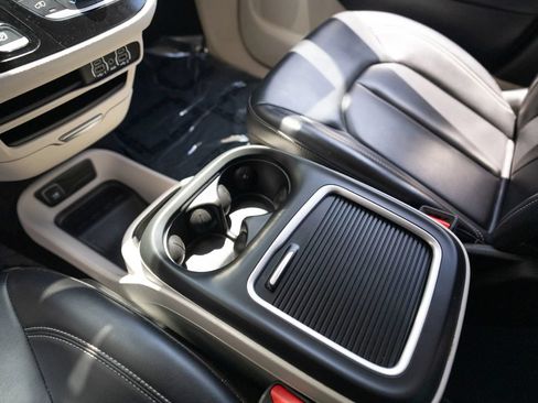Used 2023 Chrysler Pacifica Touring-L FWD image 36