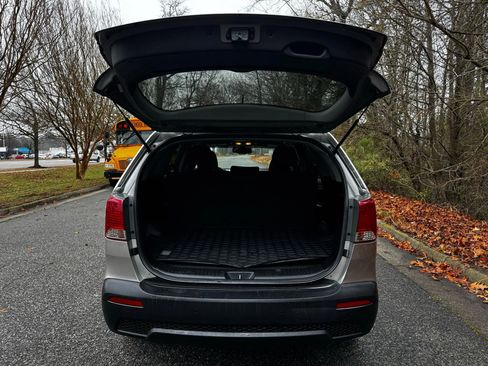 Used 2012 Kia Sorento LX w/ Convenience Pkg image 8