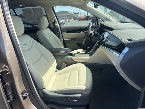 Used 2023 Cadillac XT6 Premium Luxury image 21