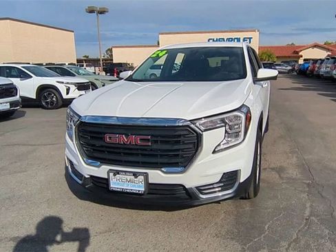 Used 2024 GMC Terrain SLE image 3