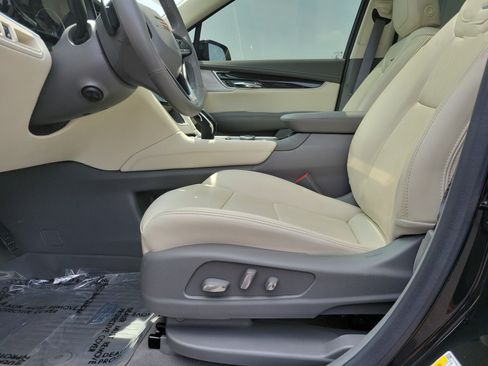 Used 2025 Cadillac XT6 Premium Luxury w/ LPO, Floor Liner Package AWD/4WD image 16