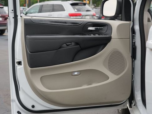 Used 2018 Dodge Grand Caravan SE w/ UConnect Hands-Free Group FWD image 14