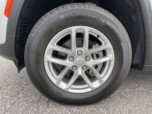 Used 2025 Jeep Grand Cherokee Laredo X image 9