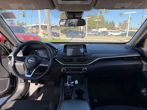 Used 2025 Nissan Altima 2.5 SV FWD image 18