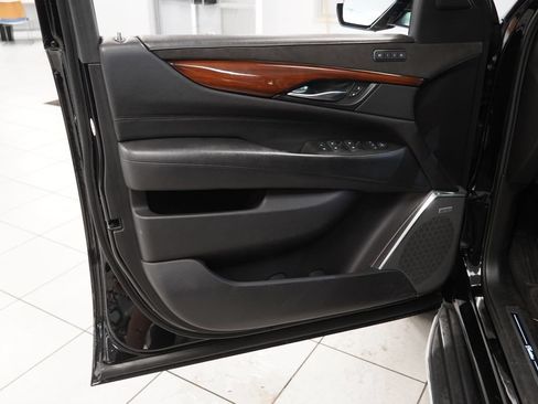 Used 2018 Cadillac Escalade ESV Luxury AWD/4WD image 6