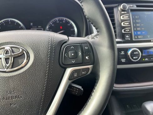 Used 2017 Toyota Highlander Limited image 16