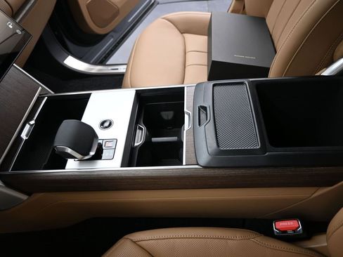 New 2025 Land Rover Range Rover SE image 30