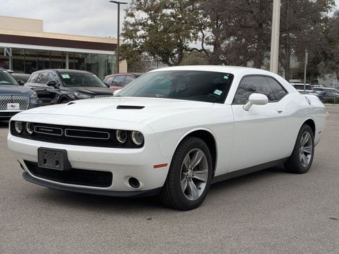 Used 2019 Dodge Challenger SXT image 7