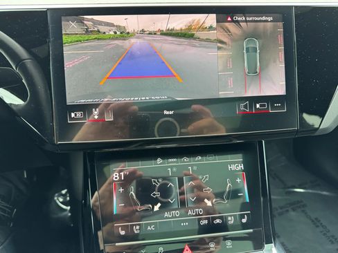 Used 2022 Audi e-tron Premium Plus w/ Premium Plus Package image 36